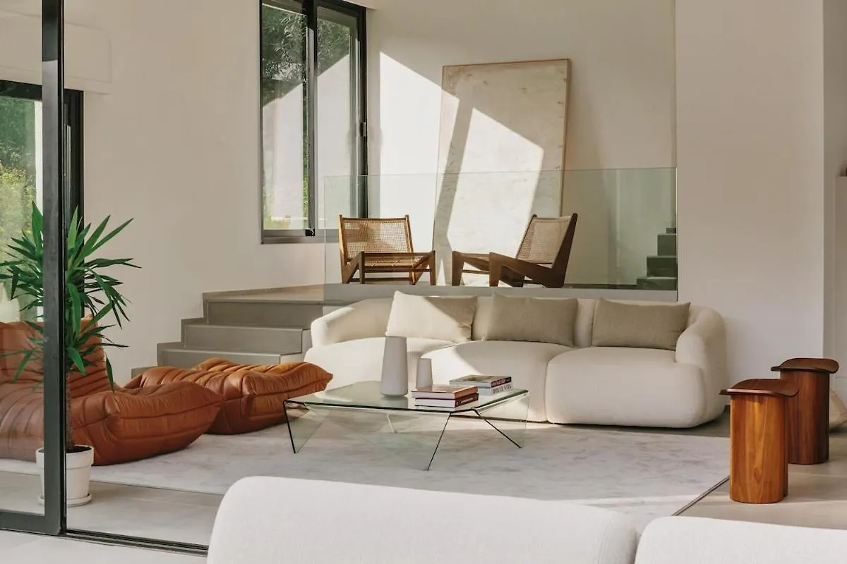 Villa In Luxury Estate, מוגין
