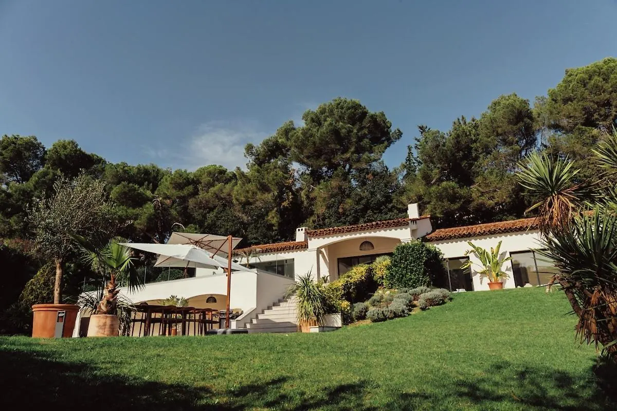 Villa In Luxury Estate, מוגין צרפת