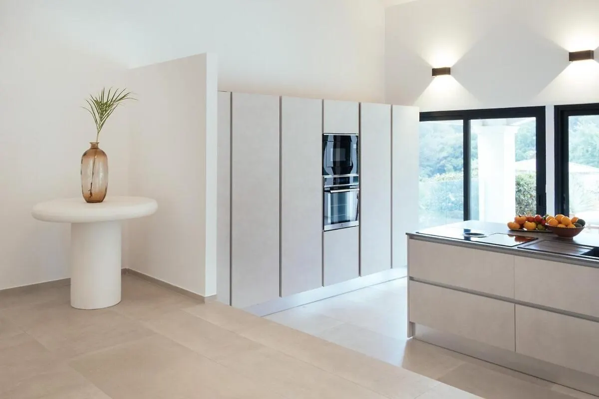 Villa In Luxury Estate, מוגין
