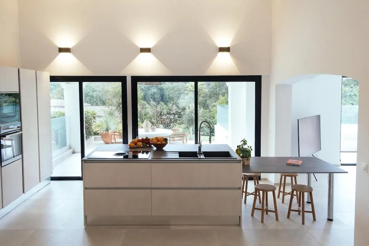 Villa In Luxury Estate, מוגין צרפת