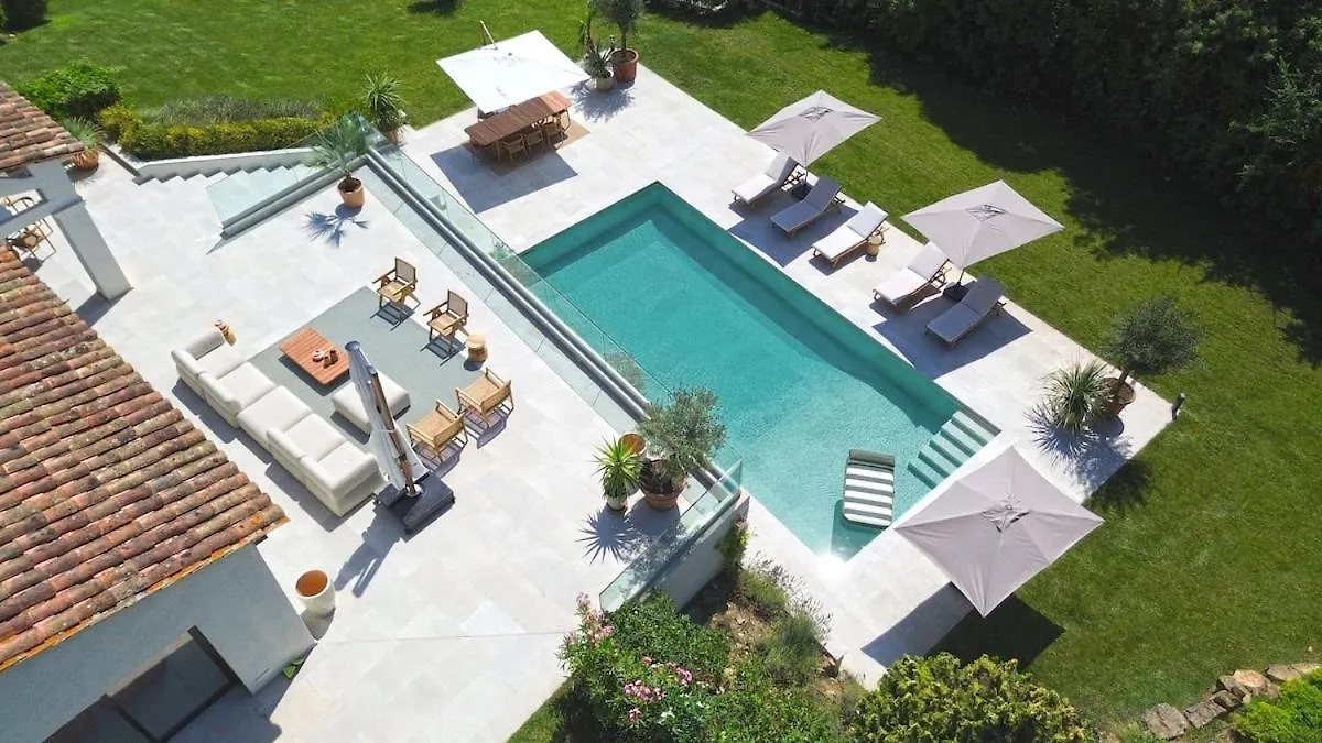 Villa In Luxury Estate, מוגין