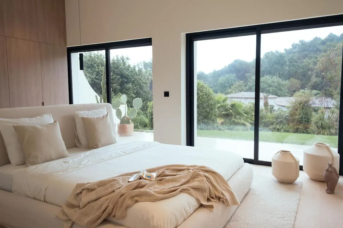 Villa In Luxury Estate, מוגין