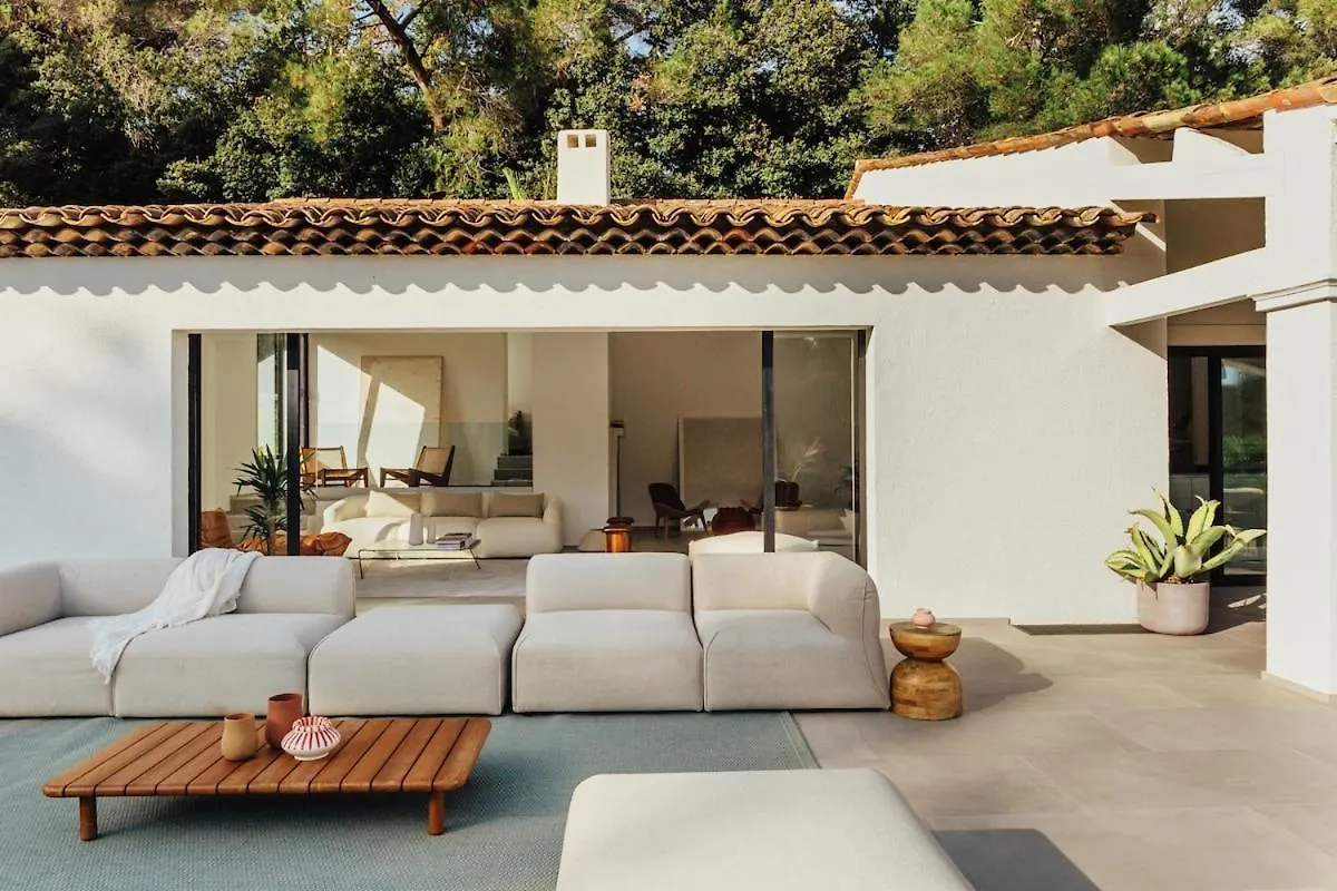 Villa In Luxury Estate, מוגין